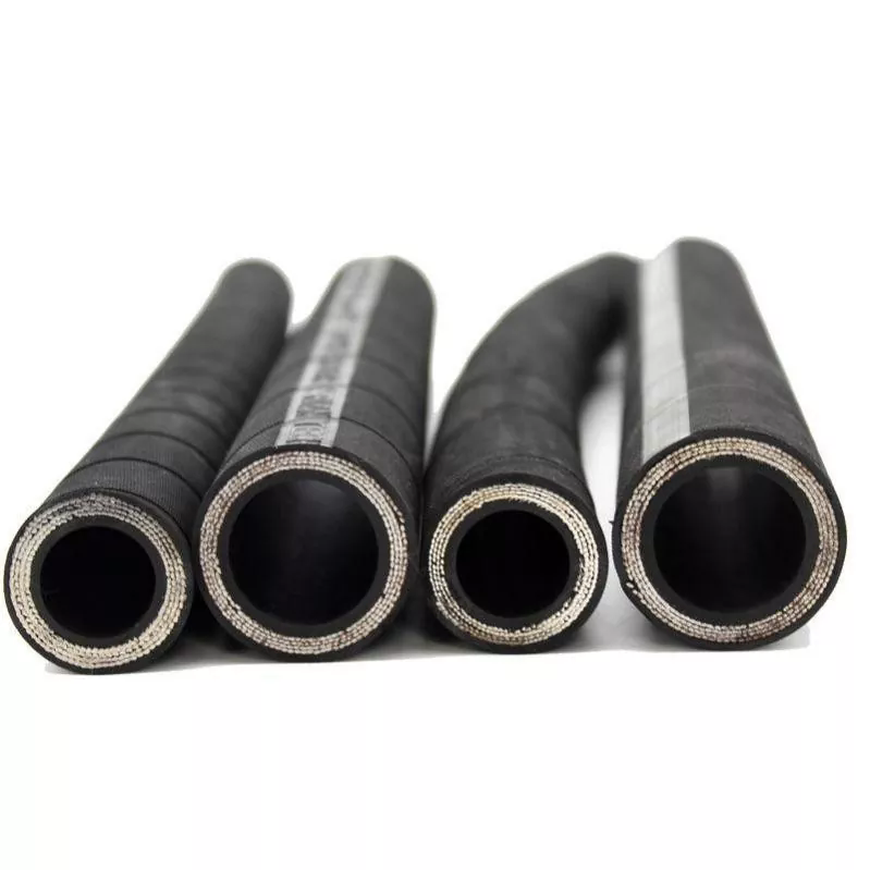 Cum îmbunătățește furtunul din cauciuc împletit cu sârmă de oțel performanța transferului de fluid industrial?