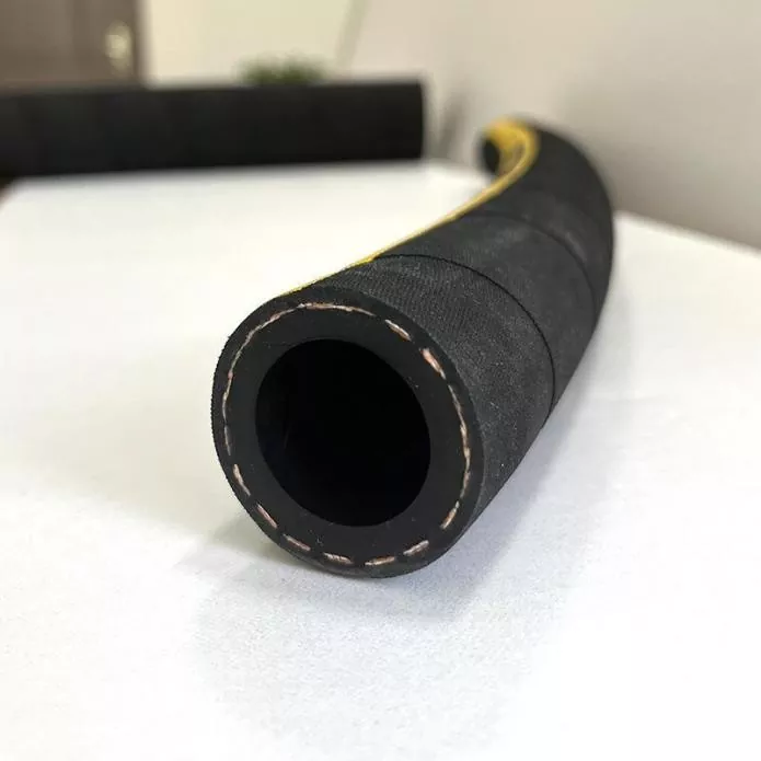 Furtun ranforsat cu material rezistent